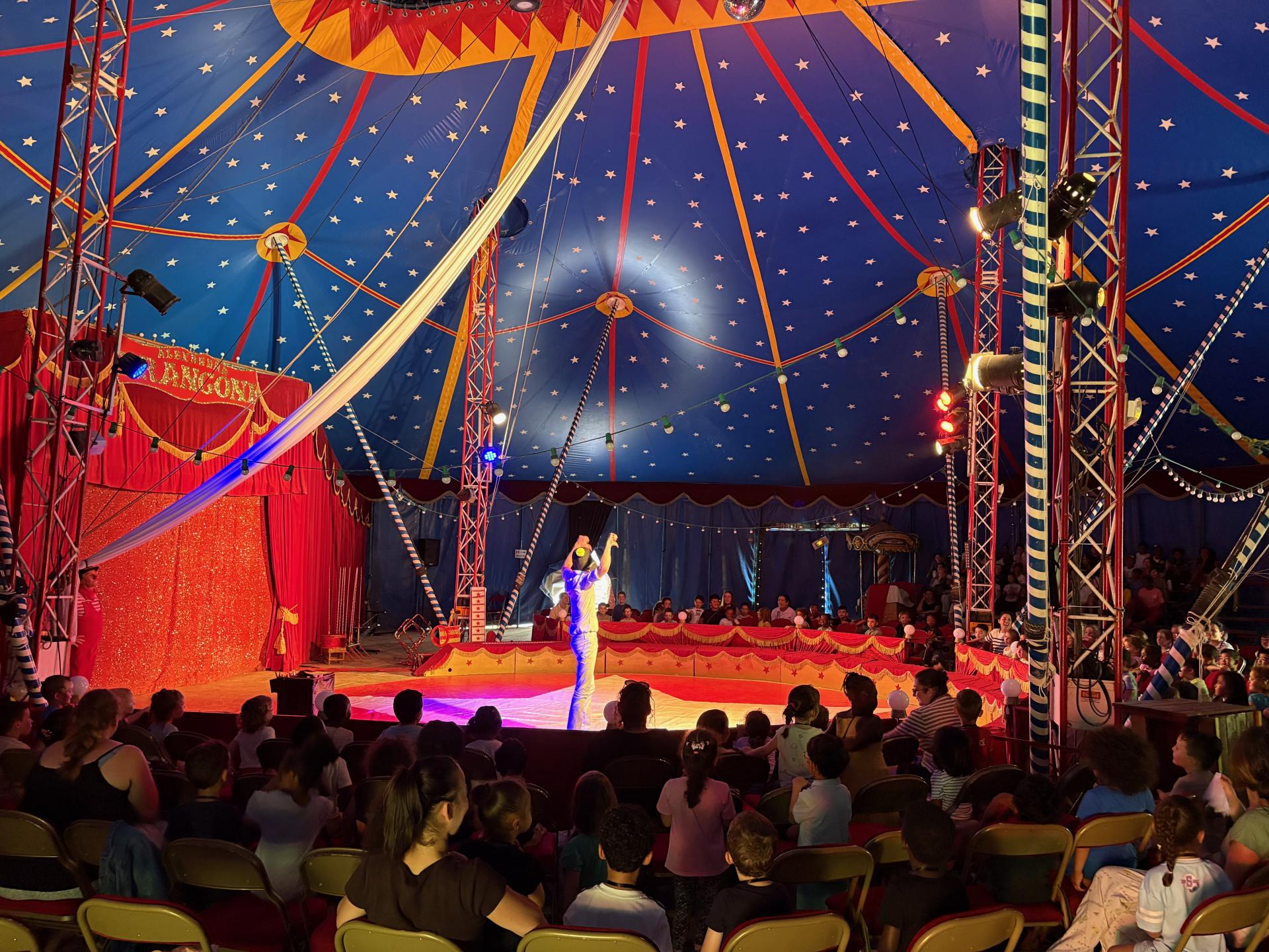 Enfants participant à un atelier de cirque à l'Espace Franconi